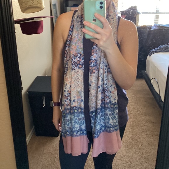 Women’s Lightweight Scarf - NWOT - Picture 3 of 6